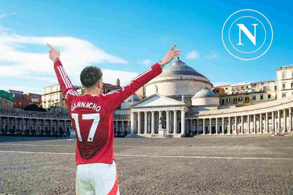 Alejandro Garnacho a Piazza del Plebiscito con la maglia del Manchester United