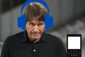 Antonio Conte, allenatore del Napoli, con una faccia corrucciata e delle cuffie in testa