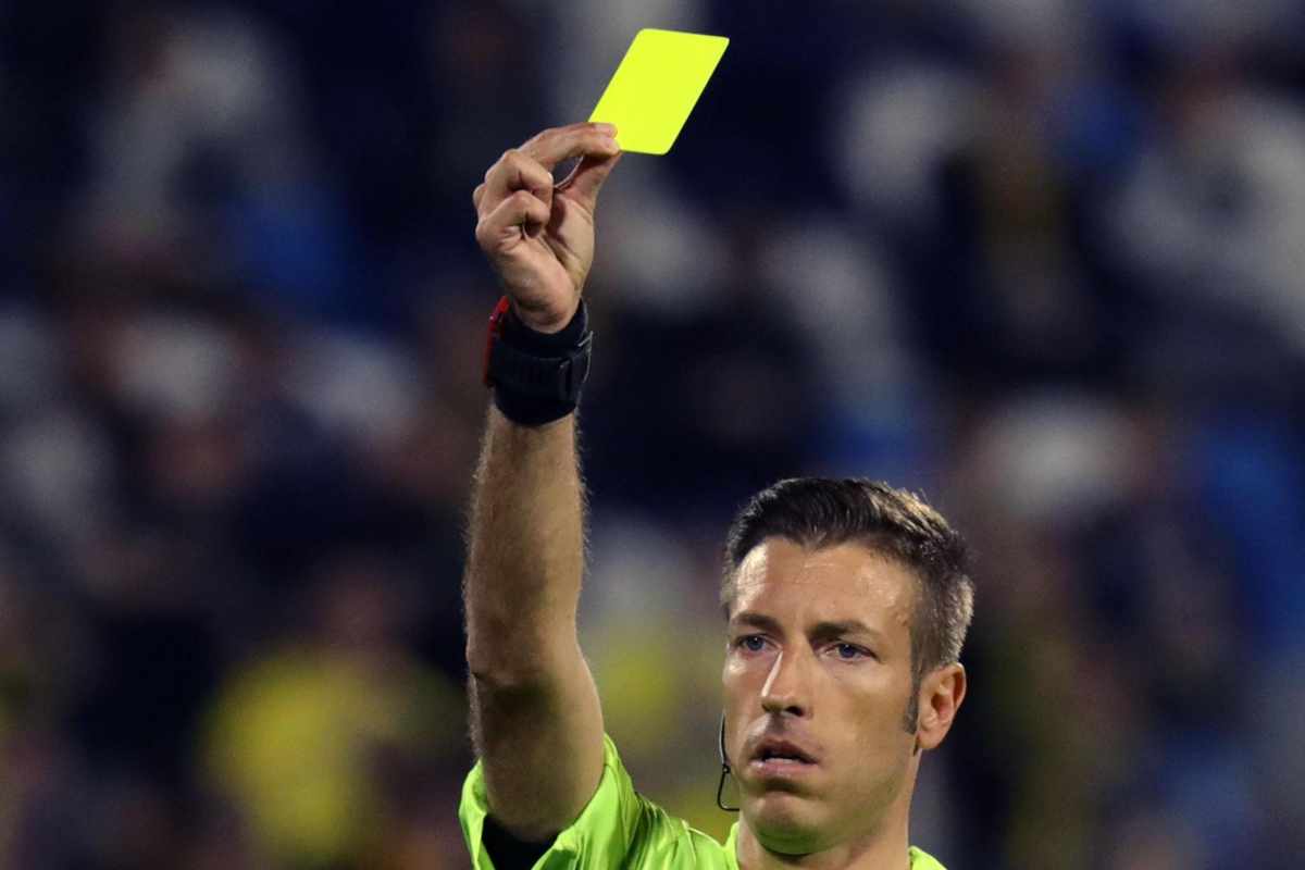 L'arbitro Davide Massa mentre espone un cartellino giallo