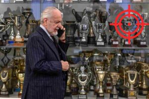 Il presidente del Napoli Aurelio De Laurentiis mentre parla al telefono