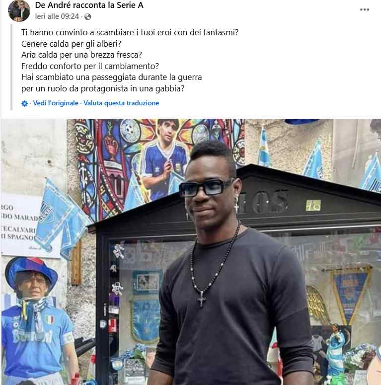 Mario Balotelli posa in centro a Napoli 