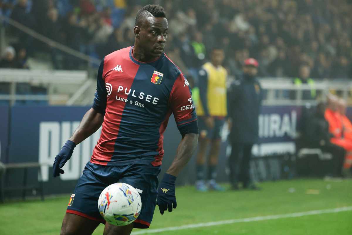 Mario Balotelli in azione con la maglia del Genoa