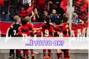 Bambini che esultano con la maglia del Flamengo