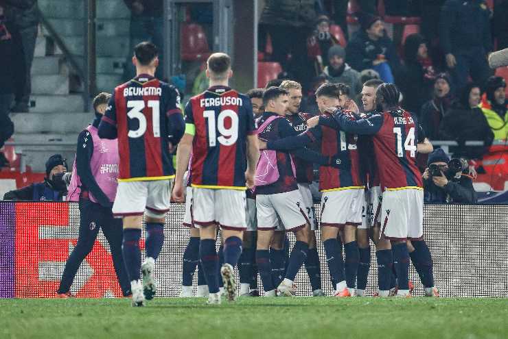 I calciatori del Bologna in gruppo esultano