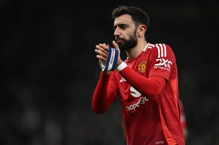 Bruno Fernandes, capitano del Manchester United, mentre applaude il pubblico