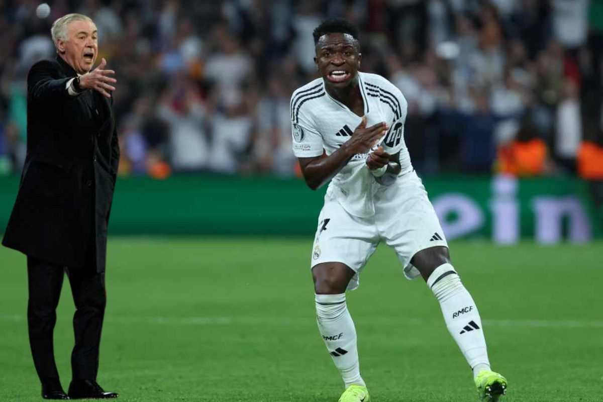 Carlo Ancelotti indica Vinicius Junior che esulta