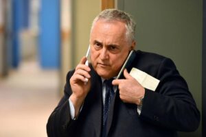 Claudio Lotito al telefono con due cellulari