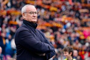 Claudio Ranieri osserva attento