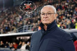 Claudio Ranieri, allenatore della Roma e una nuvoletta con dentro Maurizio Sarri sbarrato da una X