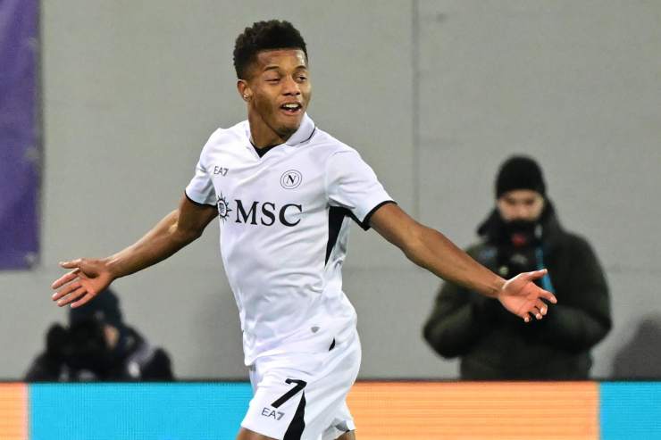 David Neres, esterno brasiliano del Napoli, che esulta con le braccia aperte dopo aver segnato 