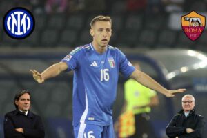 Davide Frattesi con la maglia della Nazionale italiana e ai suoi lati Simone Inzaghi e Claudio Ranieri