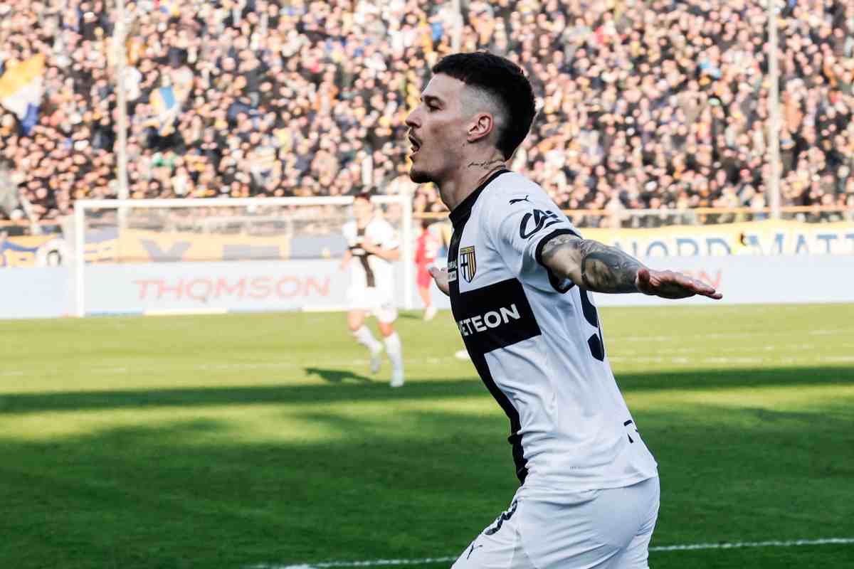 Dennis Man, esterno del Parma, esulta dopo un gol