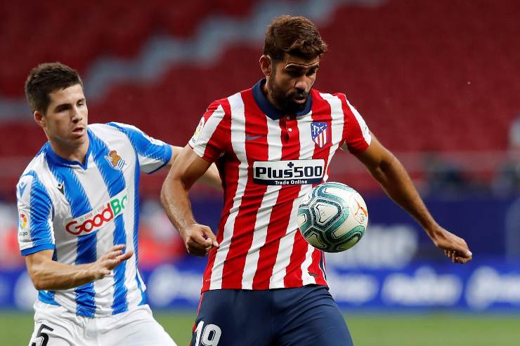 Diego Costa controlla il pallone con la maglia dell'Atletico Madrid