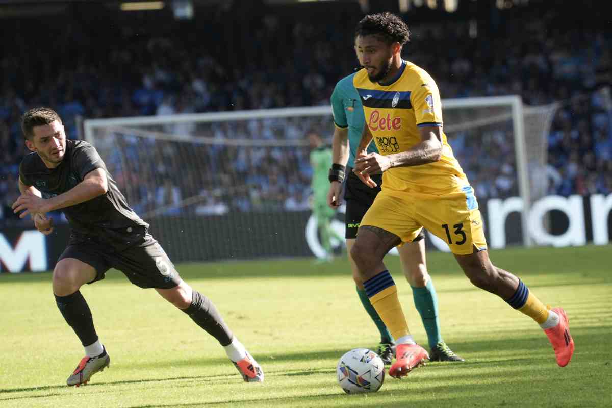 Ederson, centrocampista dell'Atalanta in azione a centrocampo