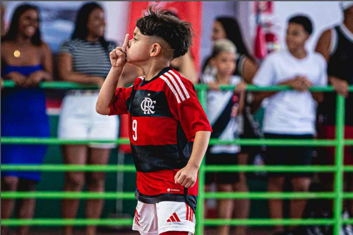 Enrico Almeida Moreira piccolo calciatore di 6 anni mentre esulta zittendo il pubblico 