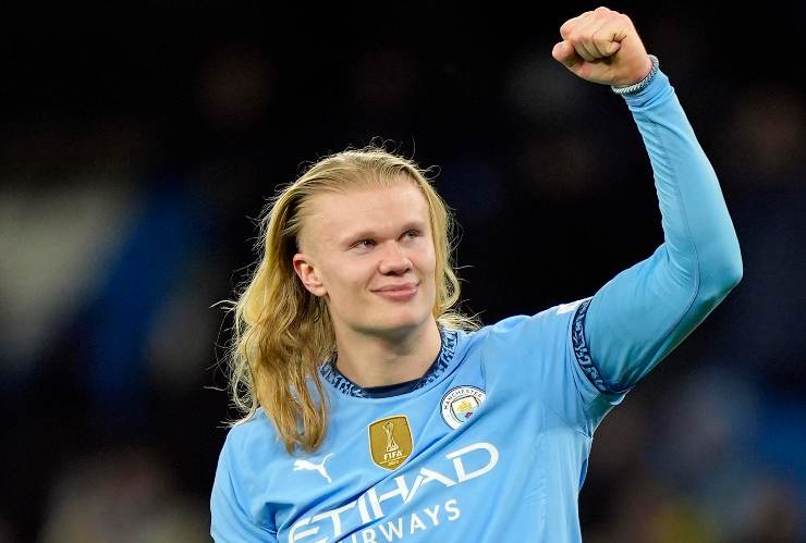 Erling Haaland  esulta con la maglia del Manchester City