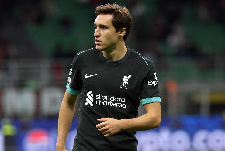 Federico Chiesa  in campo osserva