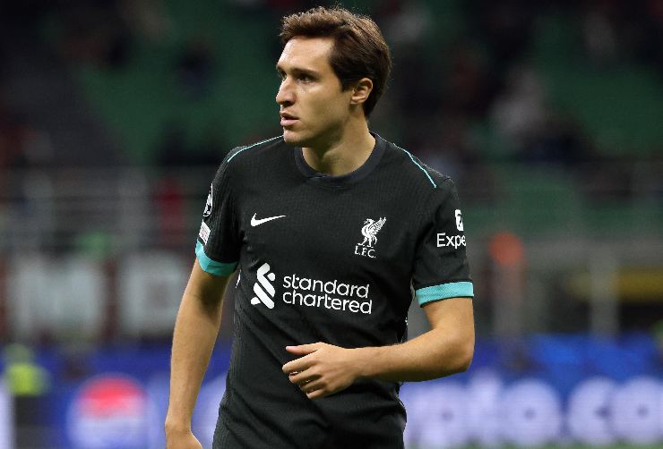 Federico Chiesa in campo osserva pensieroso