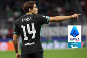 Federico Chiesa di spalle indica la sua destra con il braccio