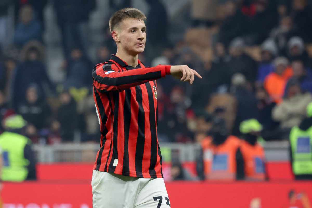 il giovanissimo attaccante Francesco Camarda in campo con la maglia del Milan