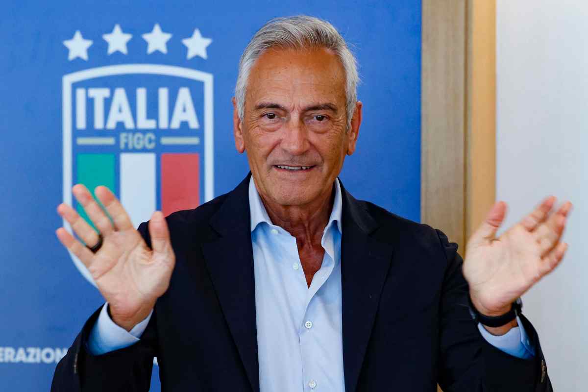 Gabriele Gravina, presidente della Federazione Italiana Gioco Calcio, mentre saluta 