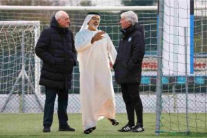 Antonio Percassi e Gian Piero Gasperini mentre parlano con uno sceicco