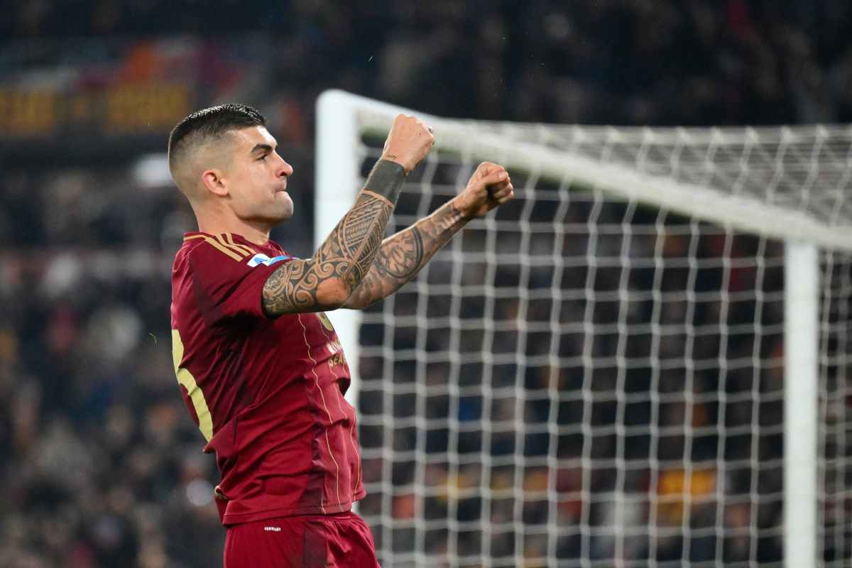 Gianluca Mancini, difensore della Roma, esulta sotto la curva