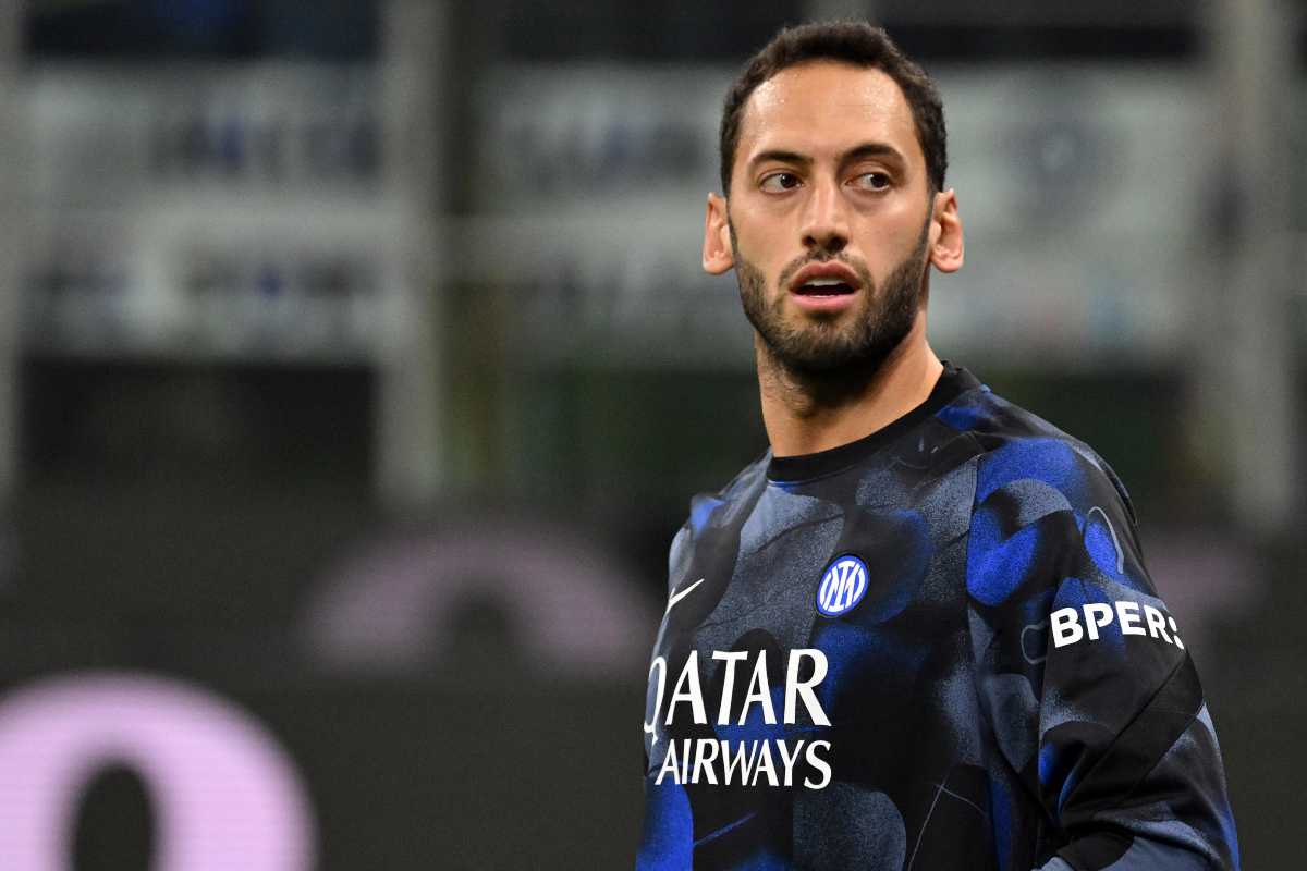 Il centrocampista dell'Inter Hakan Calhanoglu con la divisa di gioco durante una partita