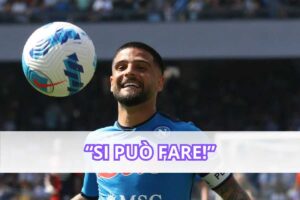 Lorenzo Insigne ai tempi del Napoli con la divisa sociale e la fascia da capitano