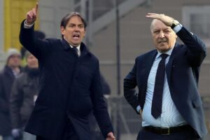 Simone Inzaghi indica e Giuseppe Marotta guarda in lontananza