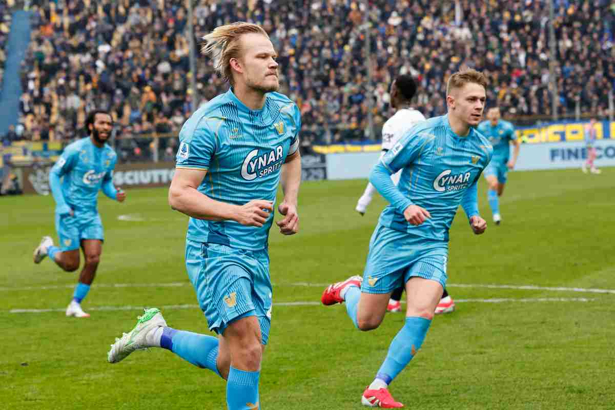 Joel Pohjanpalo del Venezia esulta dopo un gol 