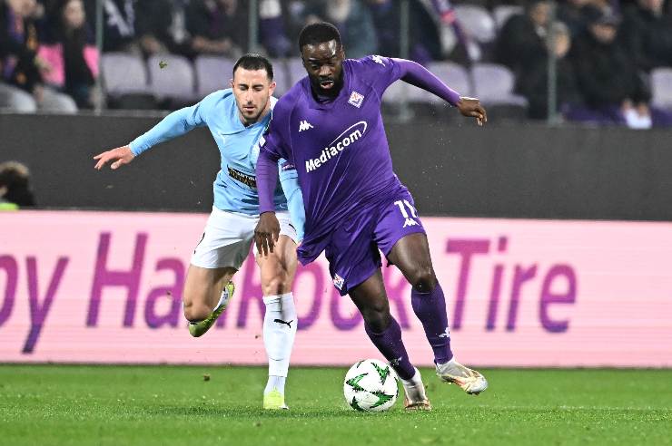 Jonathan Ikoné  in azione con la maglia della Fiorentina