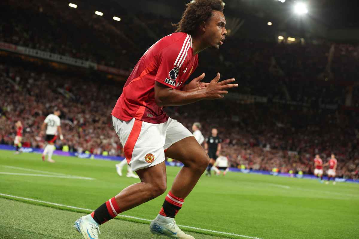 Joshua Zirkzee, attaccante del Manchester United, con la sua caratteristica esultanza