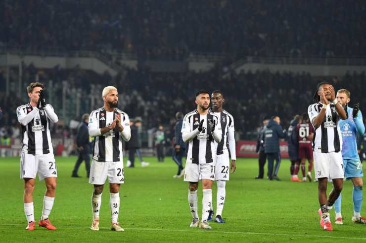 I calciatori della Juventus che escono a testa bassa dopo il pareggio contro il Torino