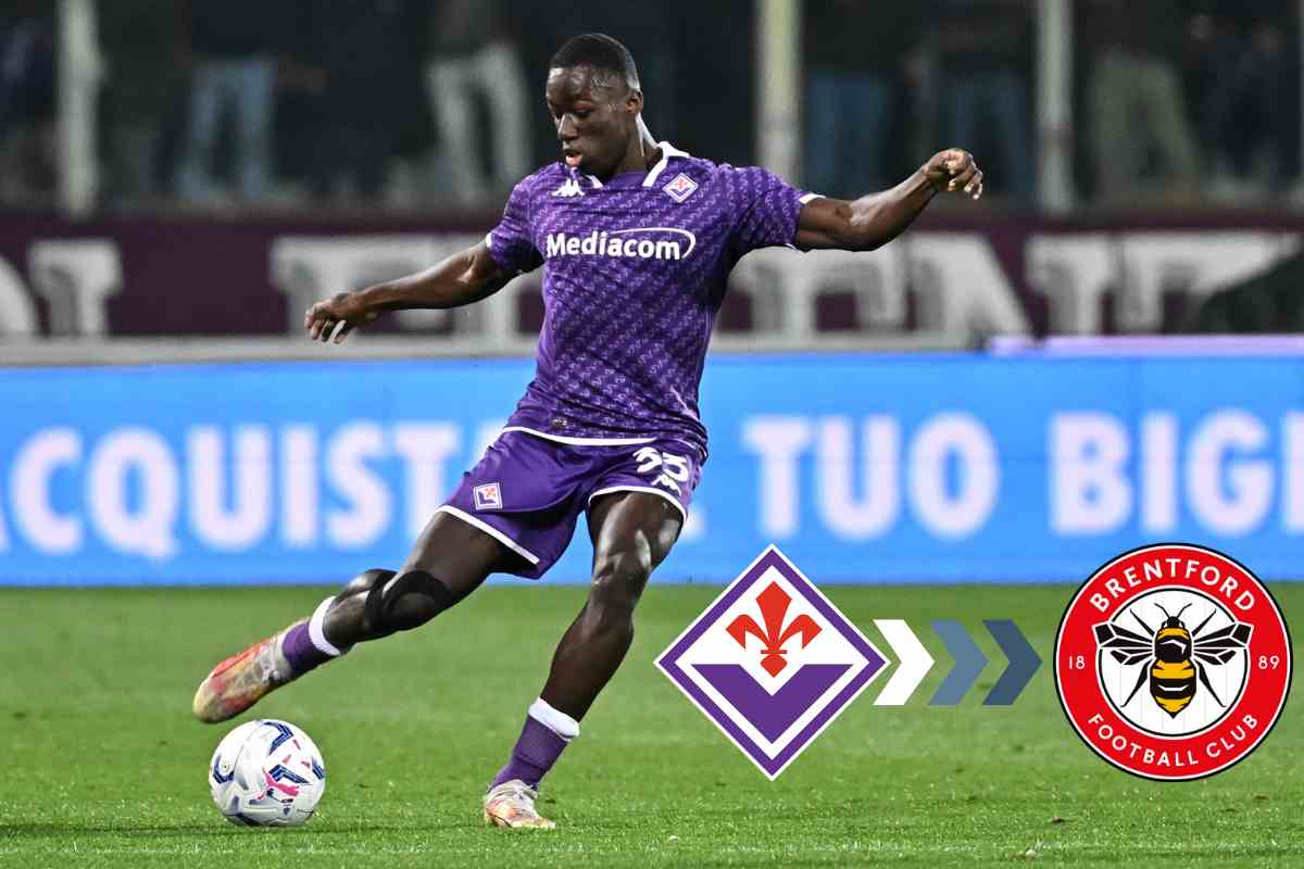 Kayode in azione calcia il pallone e loghi della Fiorentina e del Brentford