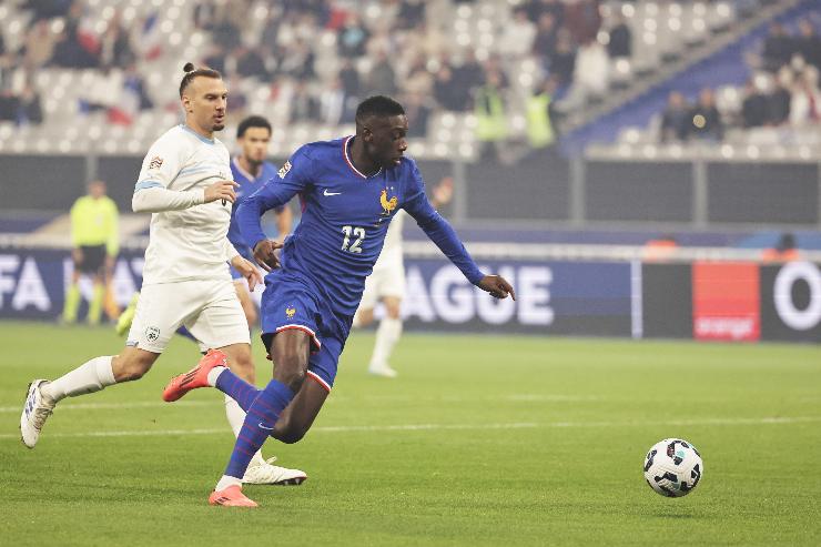 Kolo Muani, attaccante del PSG, in azione con la maglia della Francia