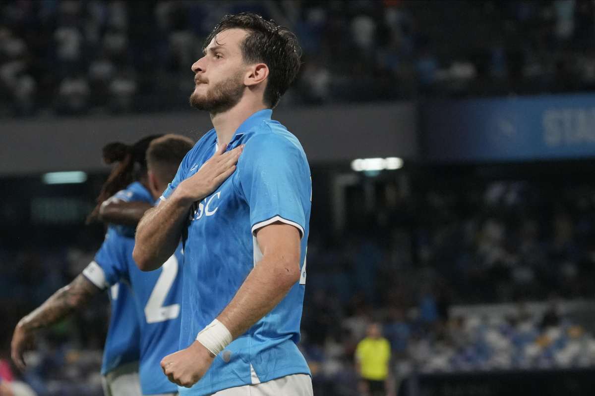 Kvicha Kvaratskhelia esulta con la maglia del Napoli mettendosi la mano sul petto