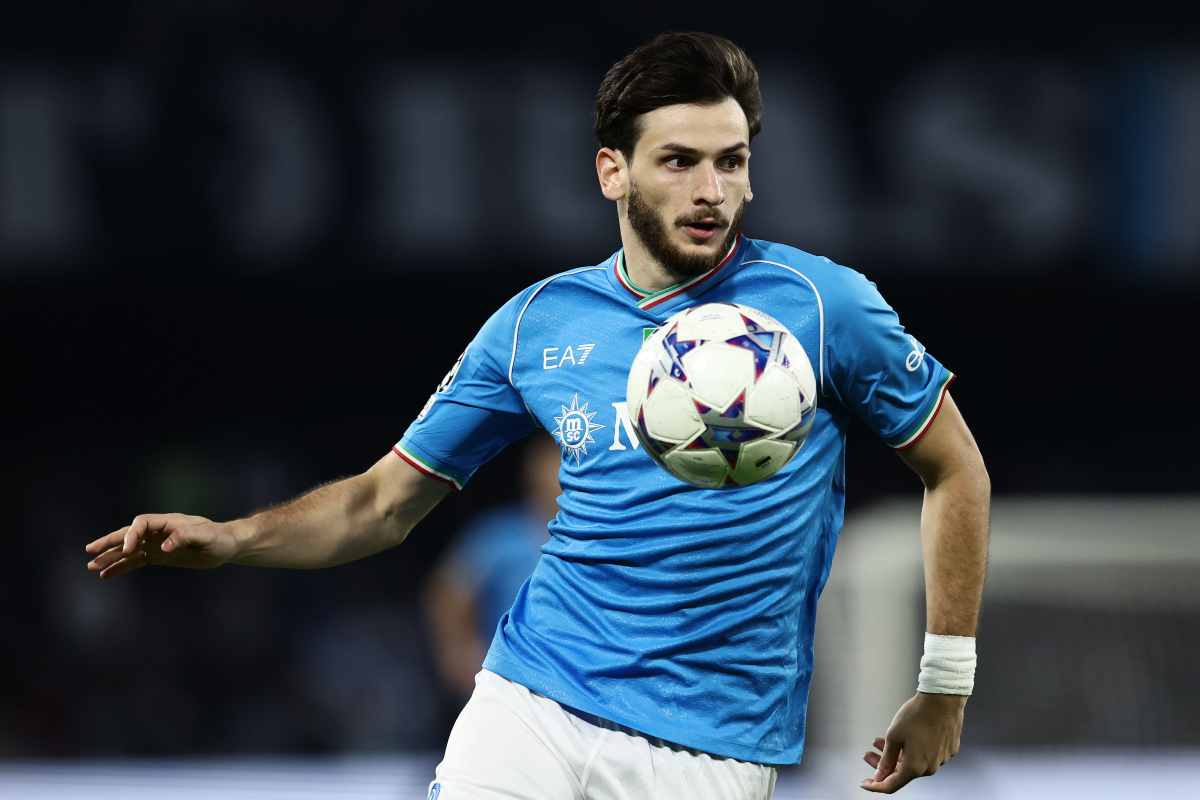 Kvicha Kvaratskhelia in campo con la maglia del Napoli