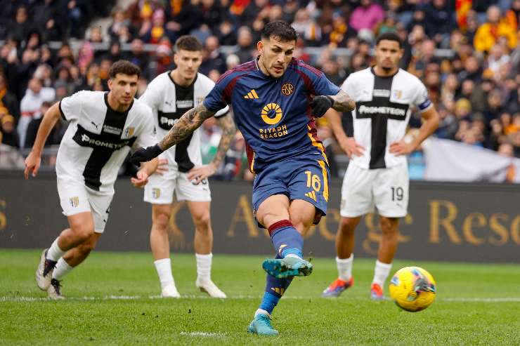 Leandro Paredes calcia il rigore contro il Parma