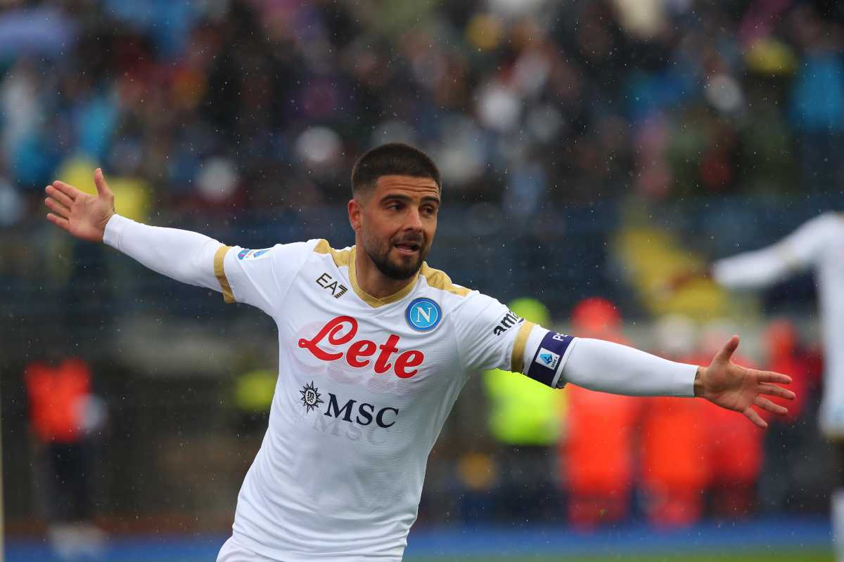 Lorenzo Insigne con la maglia bianca del Napoli che esulta dopo un gol