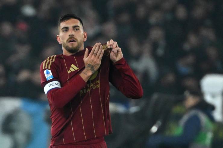 Lorenzo Pellegrini indica lo scudetto della Roma sulla maglia dopo un gol