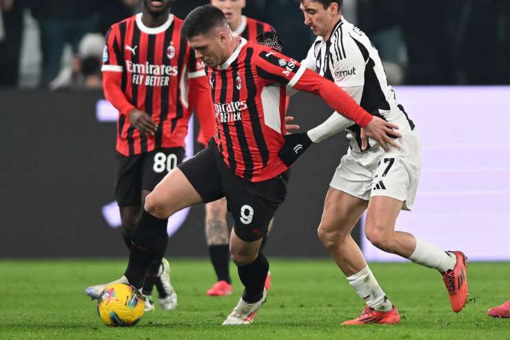 Luka Jovic, centravanti del Milan, mentre lotta con Cambiaso durante Juventus-Milan