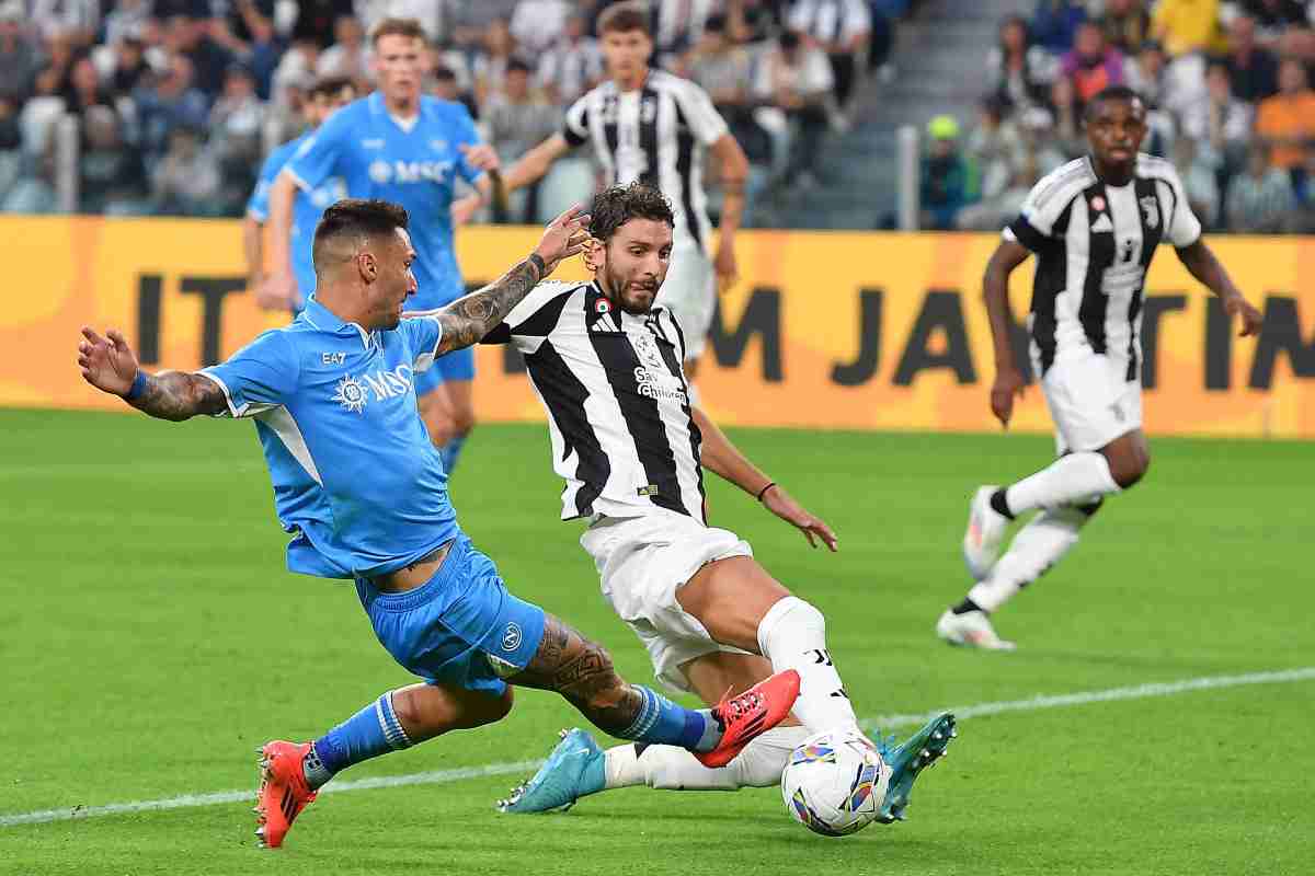 Manuel Locatelli della Juventus mentre entra in tackle scivolato