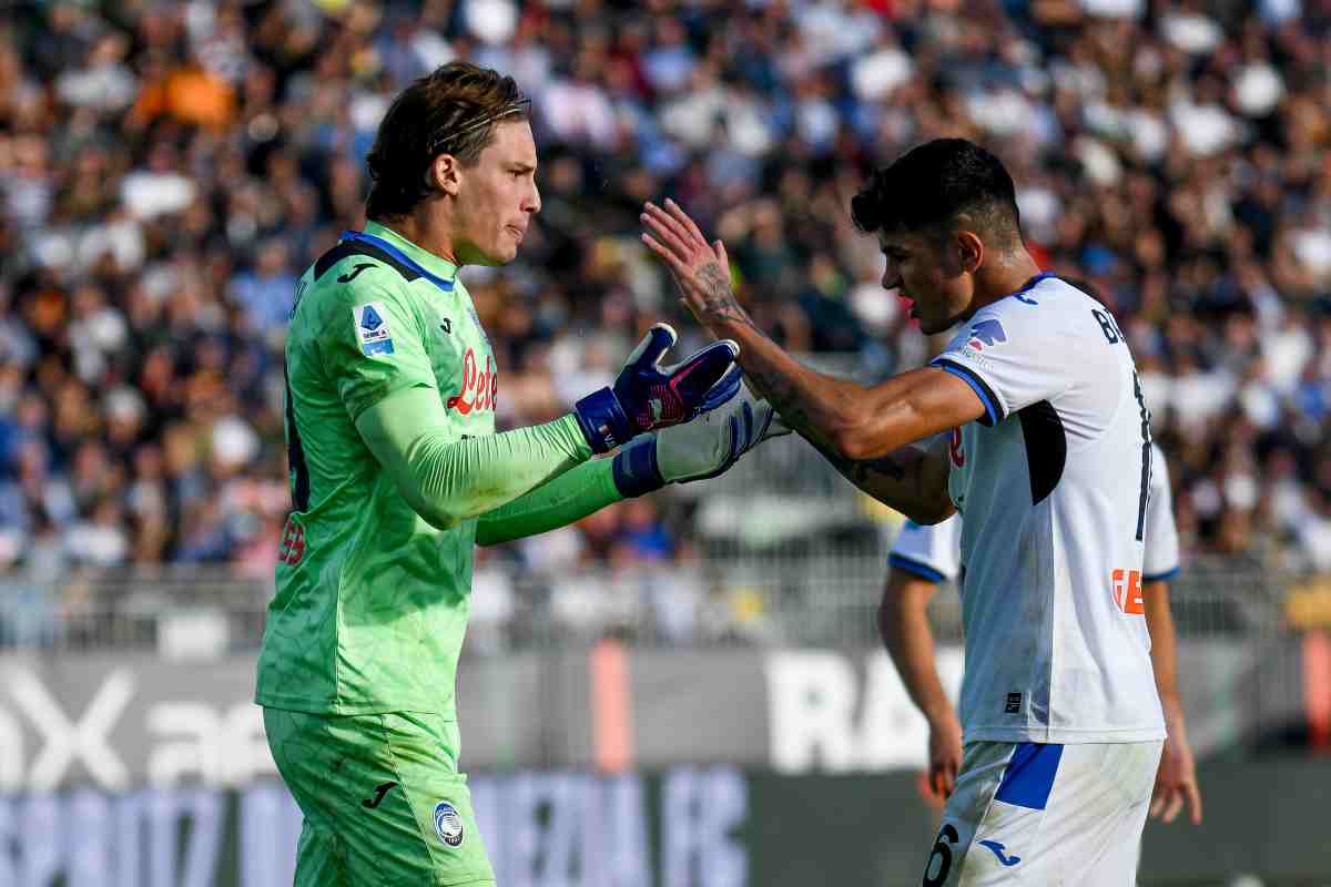 Marco Carnesecchi dell'Atalanta si congratula con il compagno Raoul Bellanova 