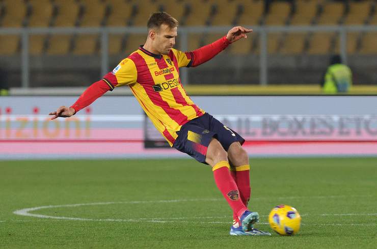 Marin Pongracic con la maglia del Lecce calcia il pallone