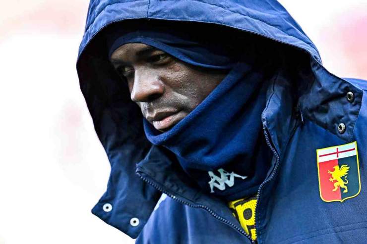 Mario Balotelli con il giaccone del Genoa e il cappuccio tirato in testa