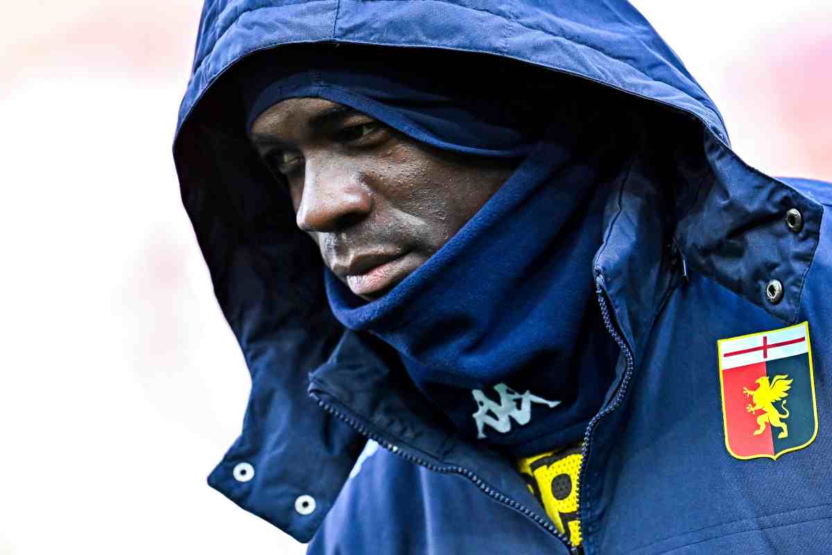 Mario Balotelli con il giaccone del Genoa e un'espressione molto intensa