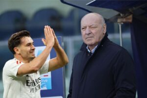 Marotta in primo piano osserva e Brahim Diaz ha le mani giunte