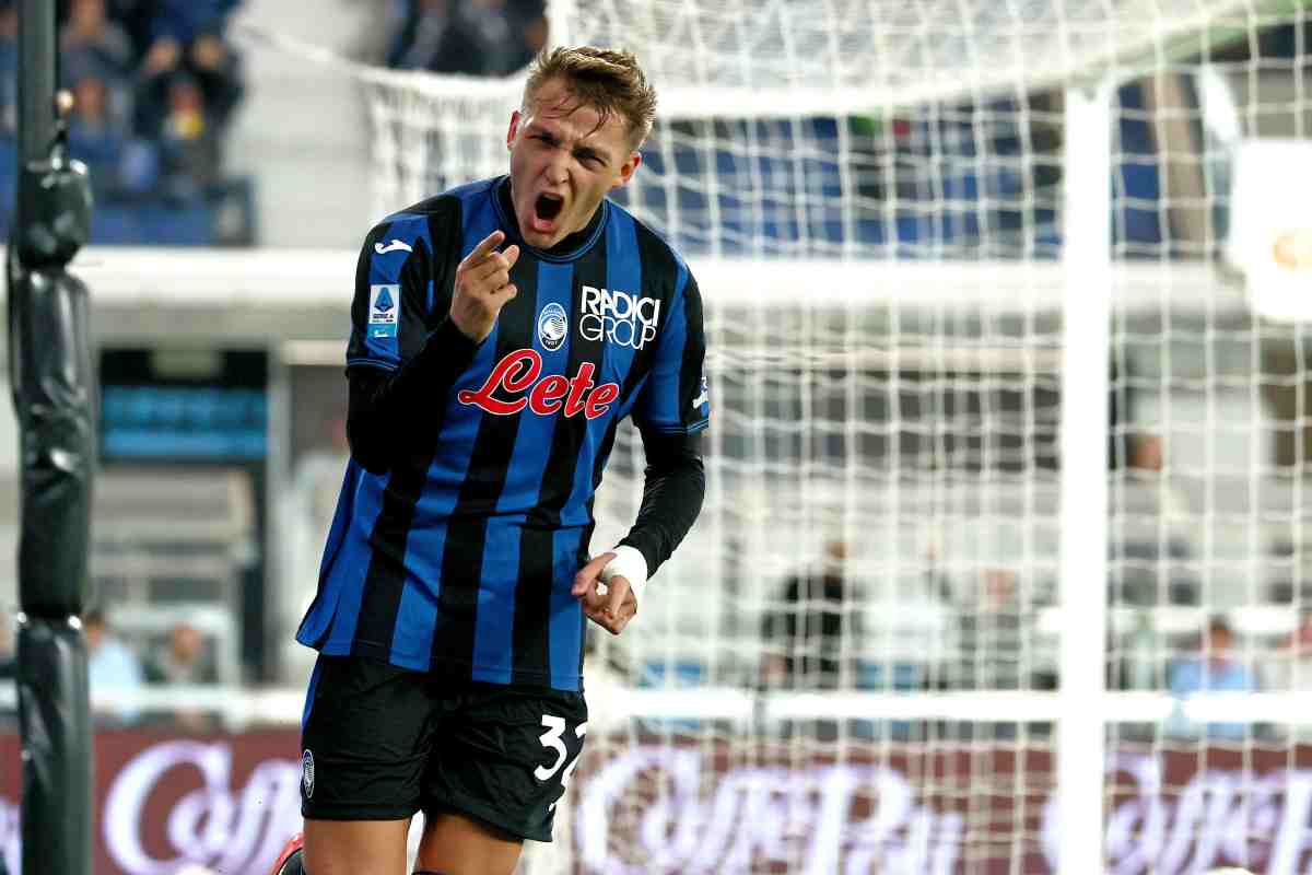 Mateo Retegui, centravanti dell'Atalanta, mentre esulta dopo un gol