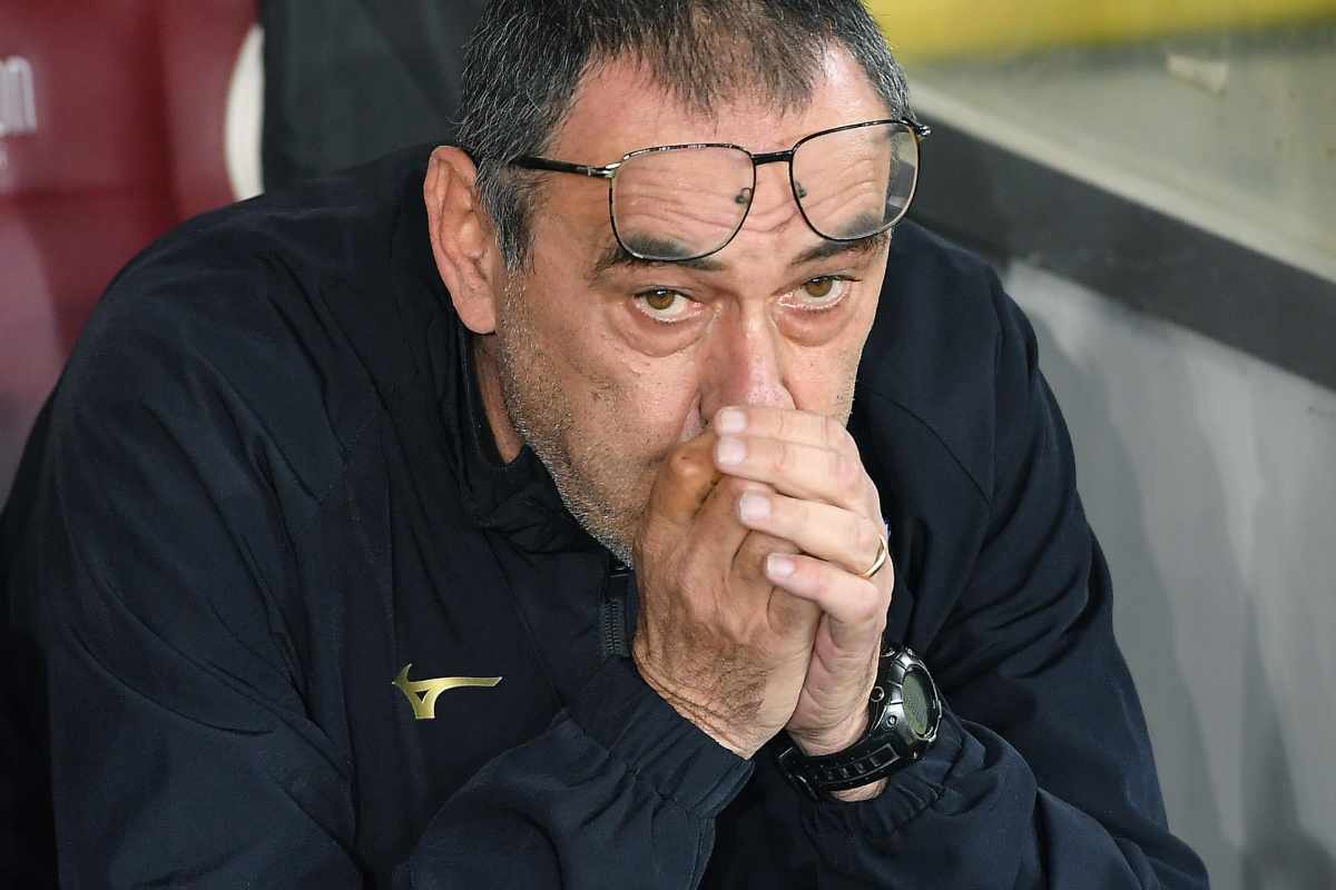 Maurizio Sarri pensieroso seduto sulla panchina della Lazio